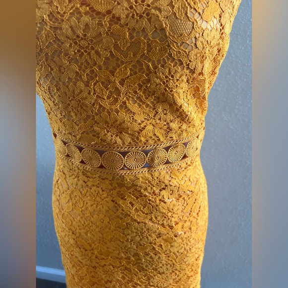 Lulu’s Elegant Yellow Lace midi Taliah Dress size M - Picture 4 of 8